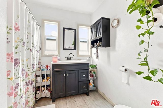 9819 S Hoover Street, Los Angeles, CA 90044