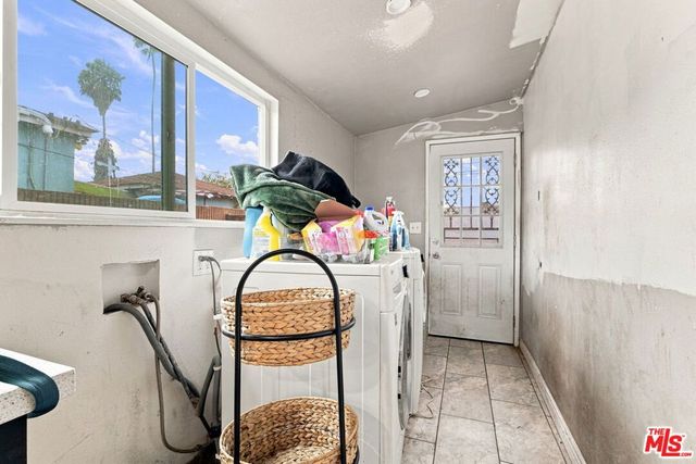 9819 S Hoover Street, Los Angeles, CA 90044