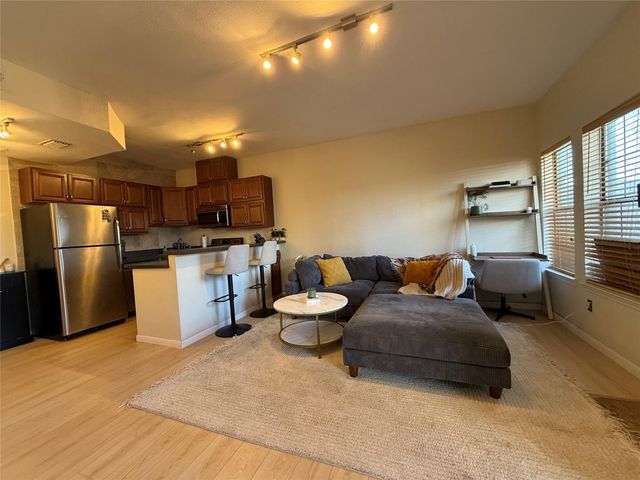 5757 E University Boulevard 22R, Dallas, TX 75206