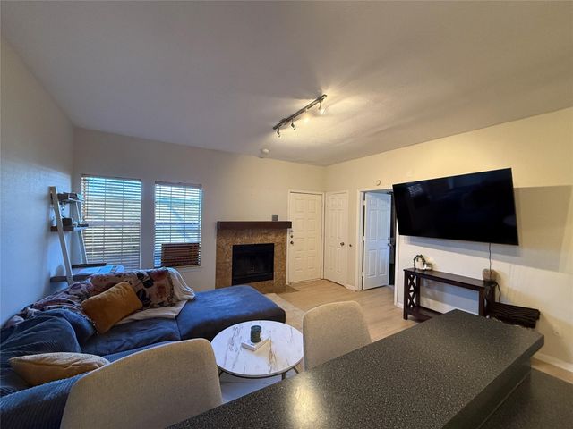 5757 E University Boulevard 22R, Dallas, TX 75206