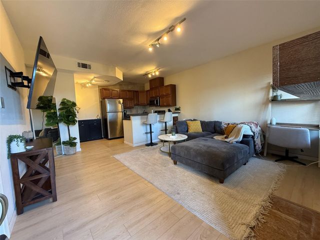 5757 E University Boulevard 22R, Dallas, TX 75206