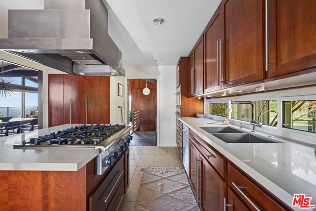 1604 Woodglen Lane, Altadena, CA 91001