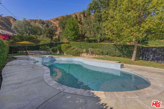 1604 Woodglen Lane, Altadena, CA 91001