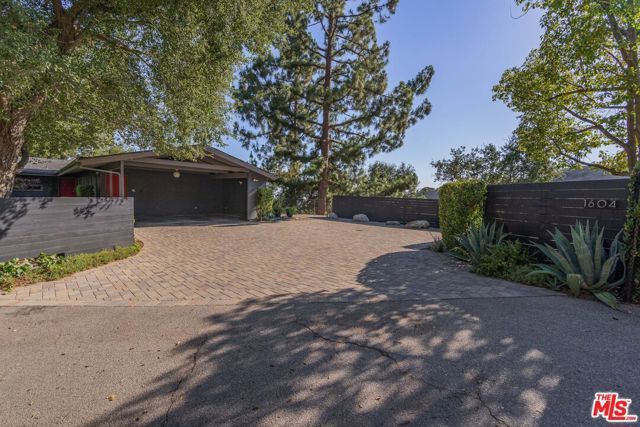 1604 Woodglen Lane, Altadena, CA 91001