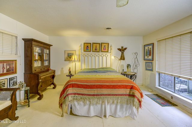 1735 Hillview Drive, Jackson, MS 39211