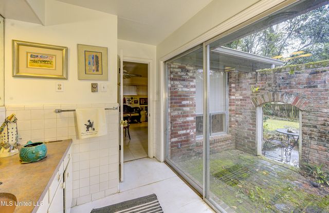 1735 Hillview Drive, Jackson, MS 39211