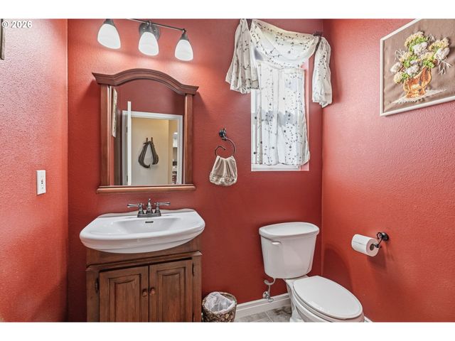 480 Apple Creek Rd, Longview, WA 98632