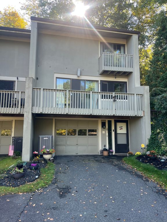 4 Clubhouse Drive 4, Woodbury, CT 06798