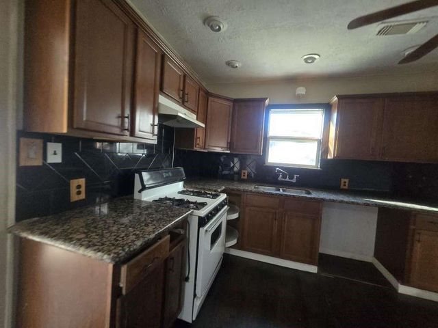 600 E Fayle Street, Baytown, TX 77520