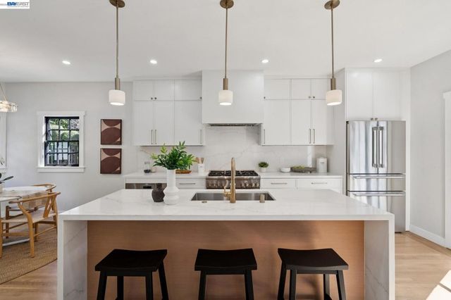 800 Trestle Glen Rd, Oakland, CA 94610