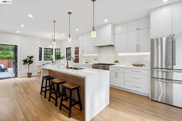 800 Trestle Glen Rd, Oakland, CA 94610