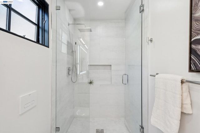 800 Trestle Glen Rd, Oakland, CA 94610