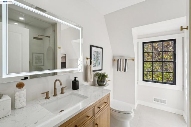 800 Trestle Glen Rd, Oakland, CA 94610