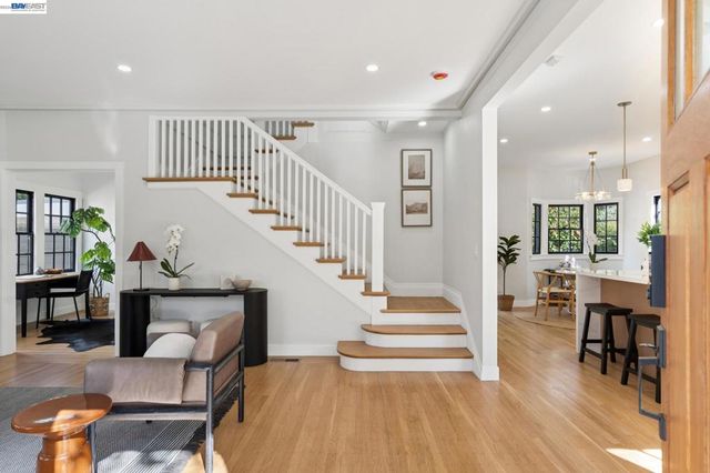 800 Trestle Glen Rd, Oakland, CA 94610
