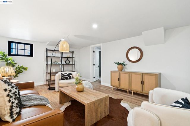 800 Trestle Glen Rd, Oakland, CA 94610