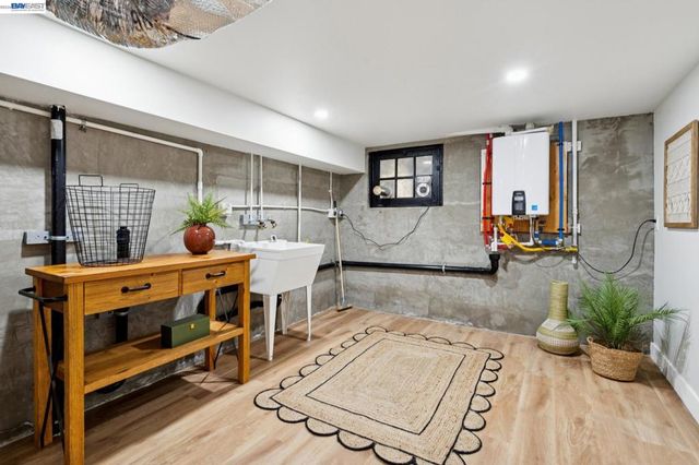 800 Trestle Glen Rd, Oakland, CA 94610