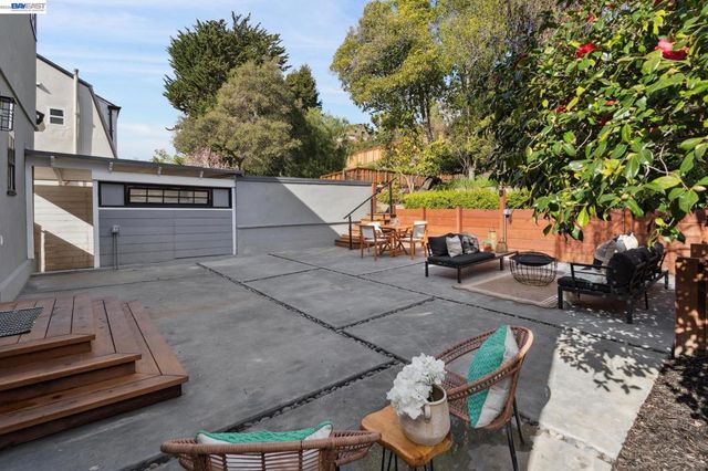 800 Trestle Glen Rd, Oakland, CA 94610