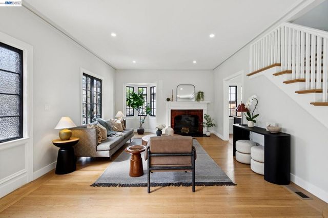 800 Trestle Glen Rd, Oakland, CA 94610