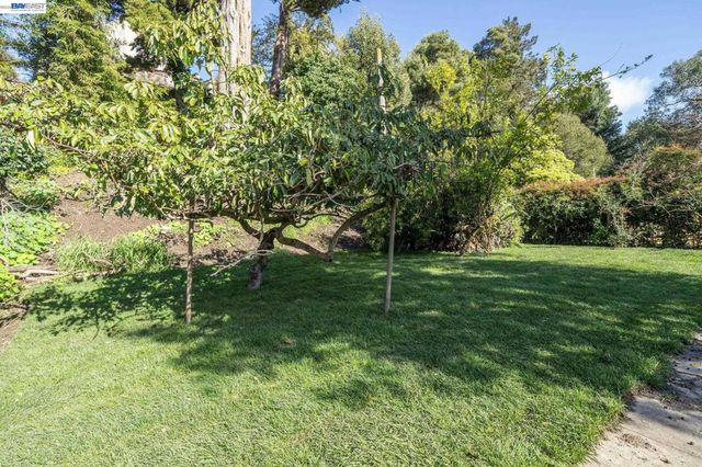 800 Trestle Glen Rd, Oakland, CA 94610