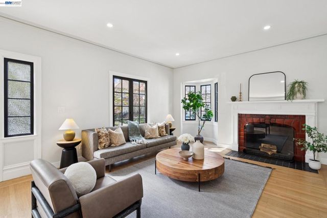800 Trestle Glen Rd, Oakland, CA 94610