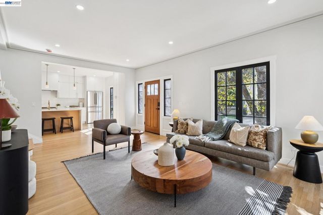 800 Trestle Glen Rd, Oakland, CA 94610