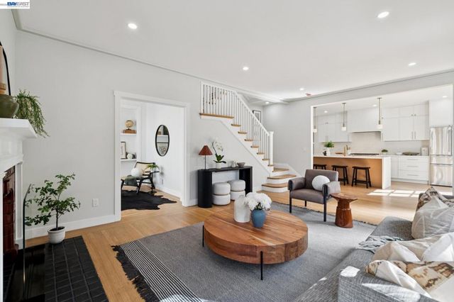 800 Trestle Glen Rd, Oakland, CA 94610