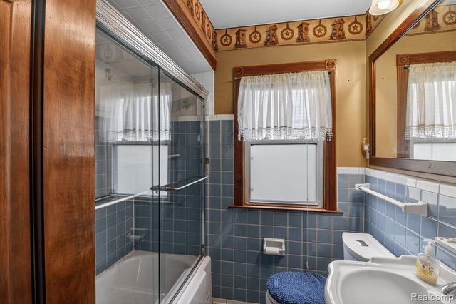 29901 Kelly Road, Roseville, MI 48066