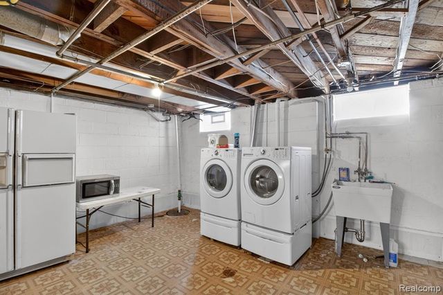 29901 Kelly Road, Roseville, MI 48066