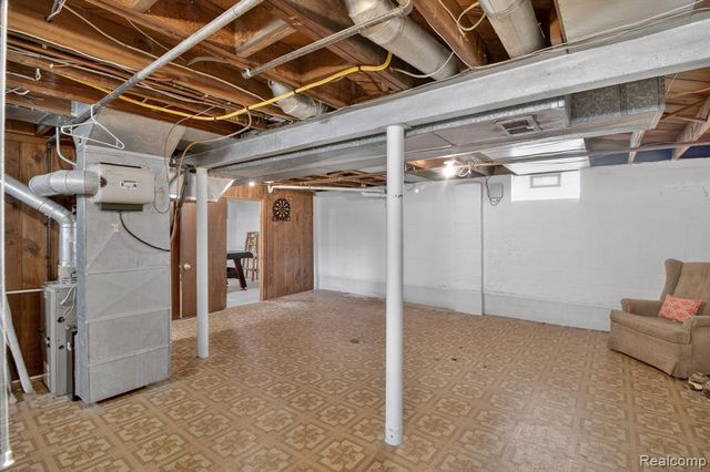 29901 Kelly Road, Roseville, MI 48066