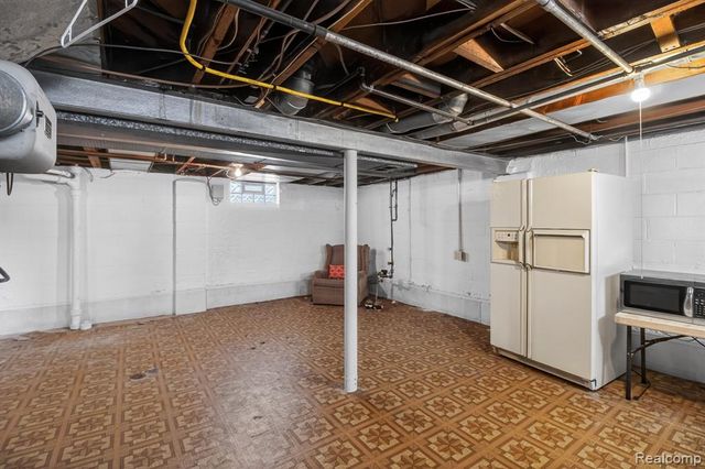 29901 Kelly Road, Roseville, MI 48066