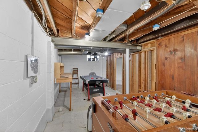 29901 Kelly Road, Roseville, MI 48066