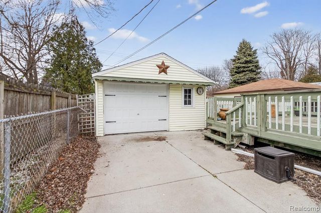 29901 Kelly Road, Roseville, MI 48066