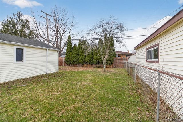 29901 Kelly Road, Roseville, MI 48066