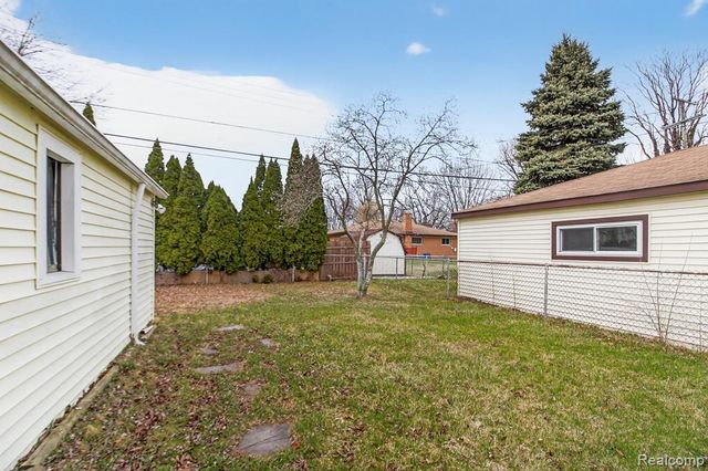 29901 Kelly Road, Roseville, MI 48066