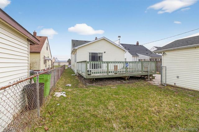 29901 Kelly Road, Roseville, MI 48066