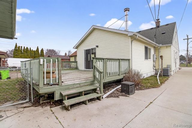 29901 Kelly Road, Roseville, MI 48066