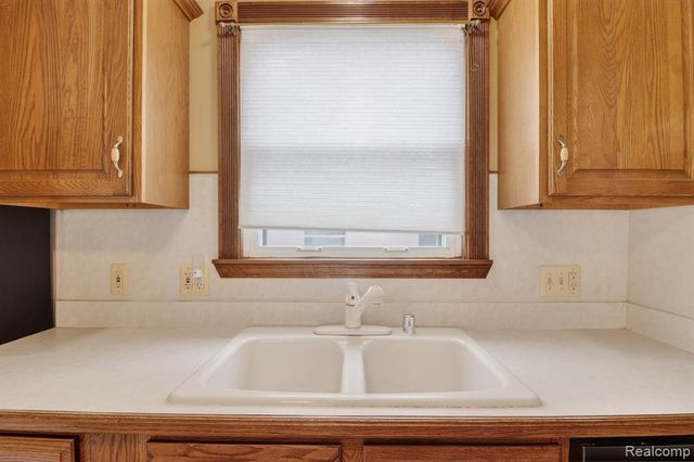 29901 Kelly Road, Roseville, MI 48066