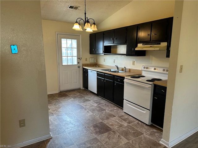 3809 Peachtree LN W, Portsmouth, VA 23703