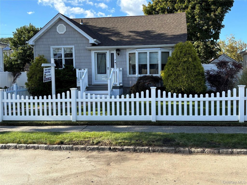 8 Walnut Place, Lindenhurst, NY 11757 — exterior