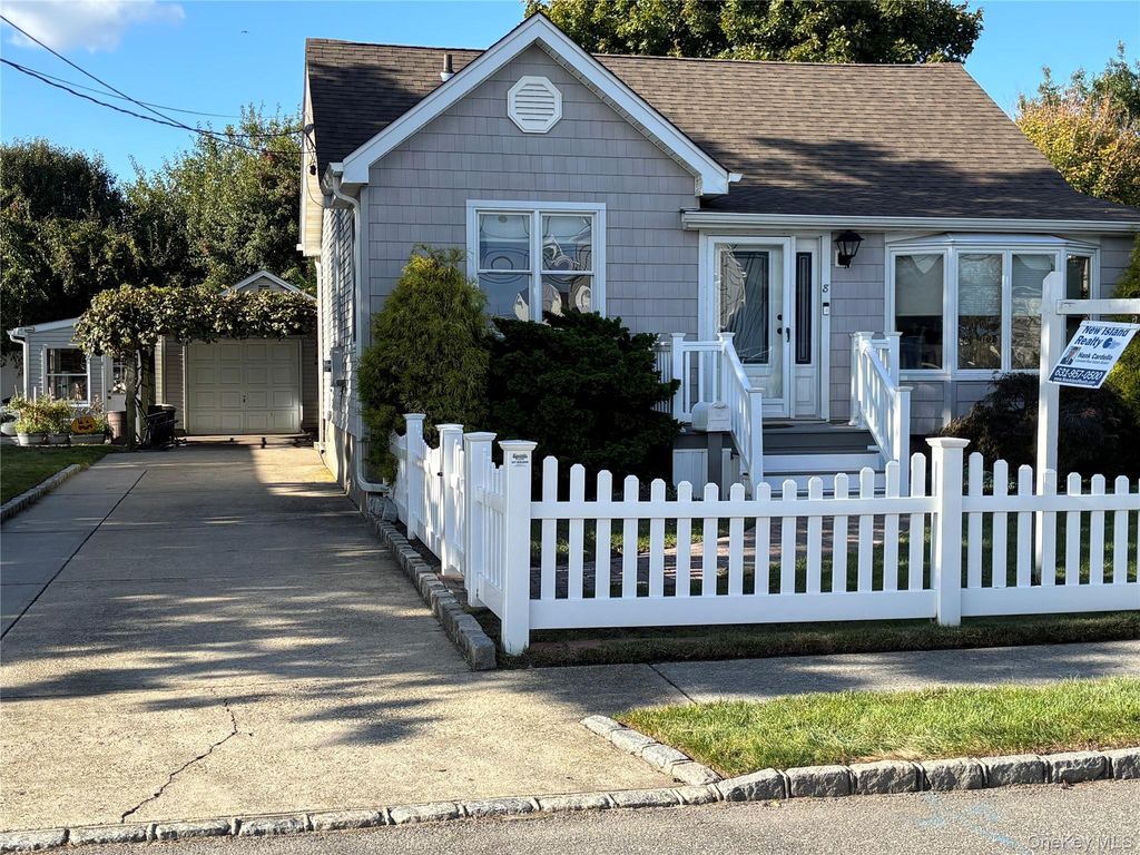 8 Walnut Place, Lindenhurst, NY 11757 — photo 2