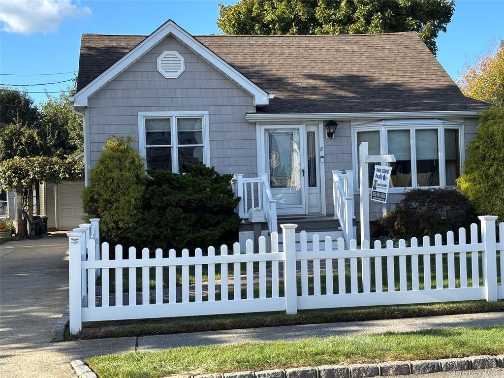 8 Walnut Place, Lindenhurst, NY 11757 — photo 3