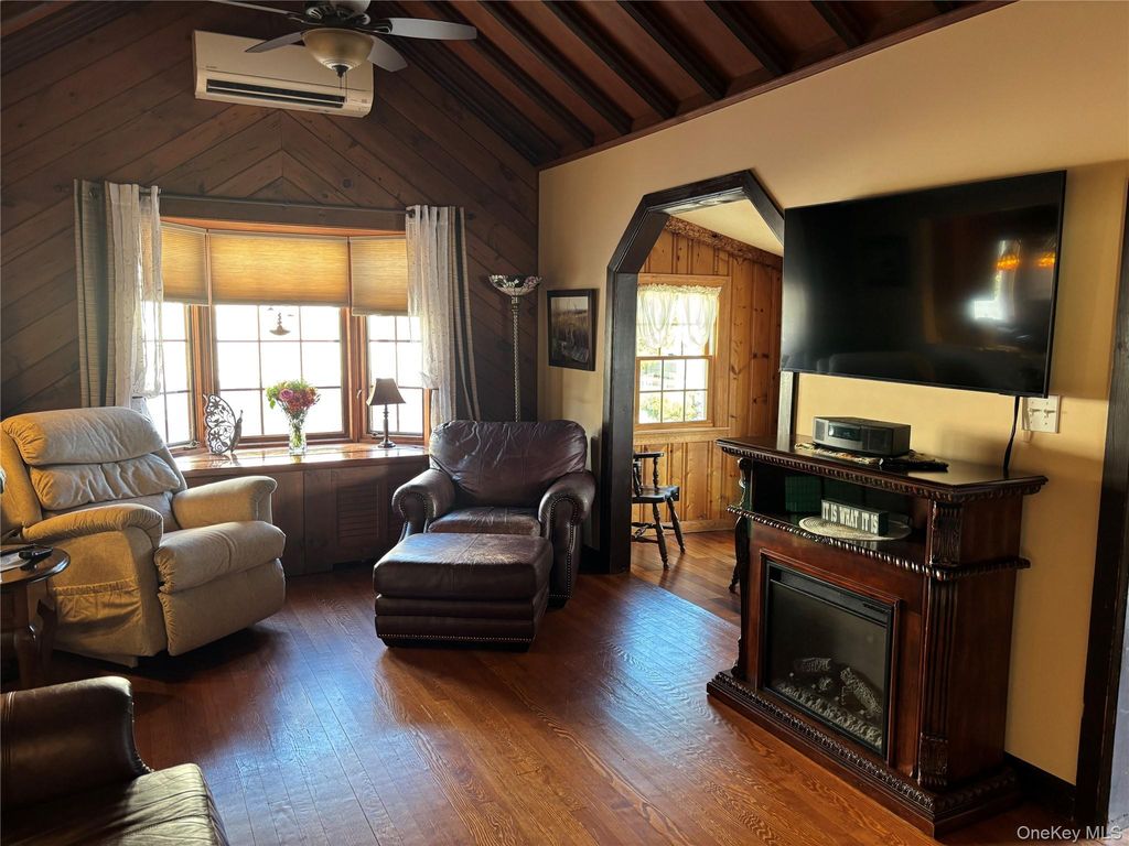 8 Walnut Place, Lindenhurst, NY 11757 — photo 4