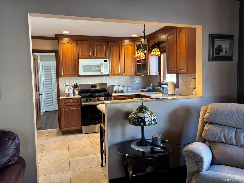 8 Walnut Place, Lindenhurst, NY 11757 — photo 5