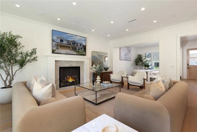 1946 Port Carney Pl., Newport Beach, CA 92660