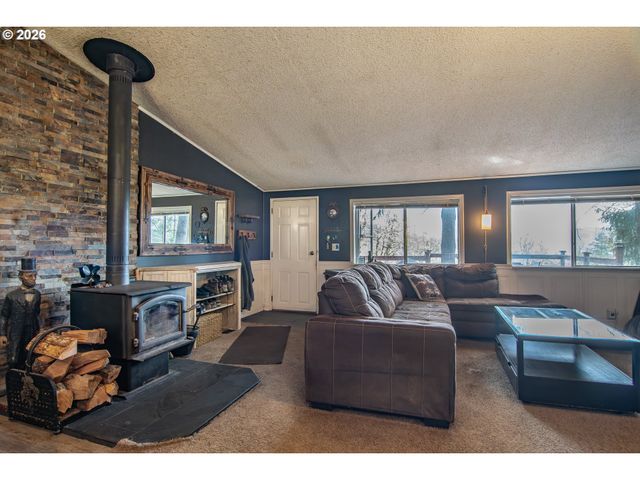 1256 WESTVIEW Dr, Roseburg, OR 97471