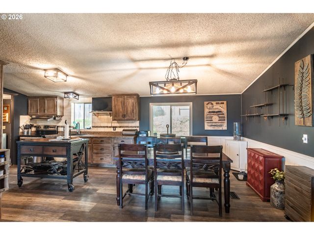 1256 WESTVIEW Dr, Roseburg, OR 97471