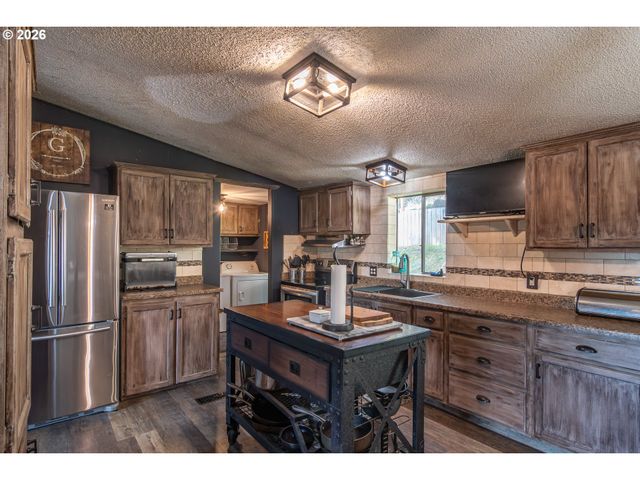 1256 WESTVIEW Dr, Roseburg, OR 97471