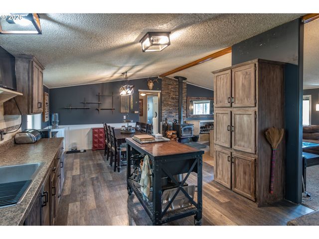 1256 WESTVIEW Dr, Roseburg, OR 97471