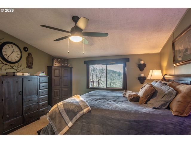 1256 WESTVIEW Dr, Roseburg, OR 97471