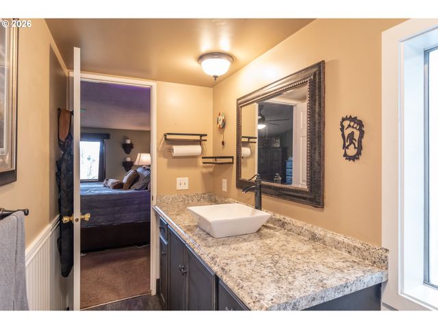 1256 WESTVIEW Dr, Roseburg, OR 97471